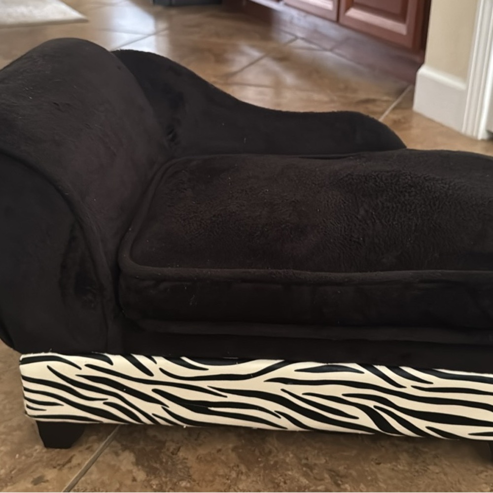 Luxurious Black Pet Chaise Lounge